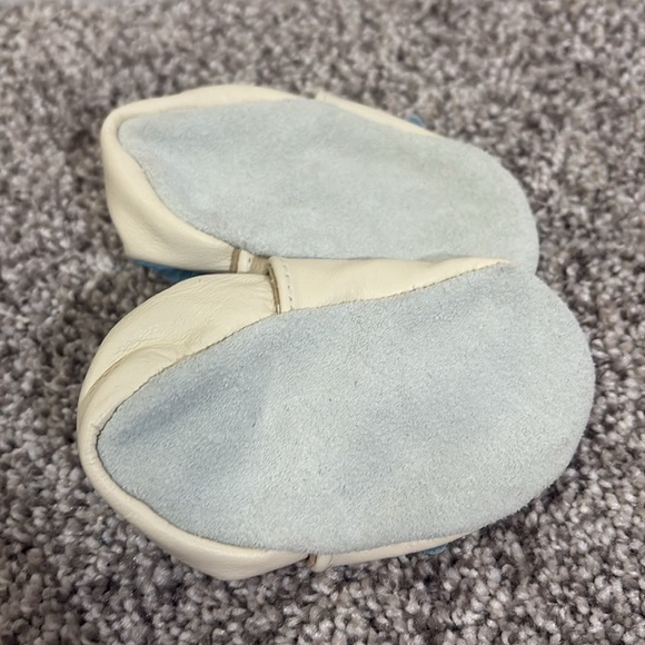 Robeez size 0-6 month crib shoes - Picture 3 of 5
